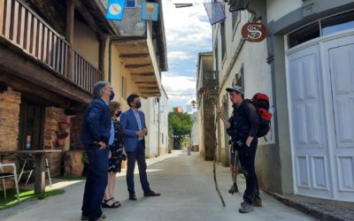 La Xunta engalana 13 tramos del Camino de Santiago en villas y ciudades lucenses para dar la bienvenida a los peregrinos